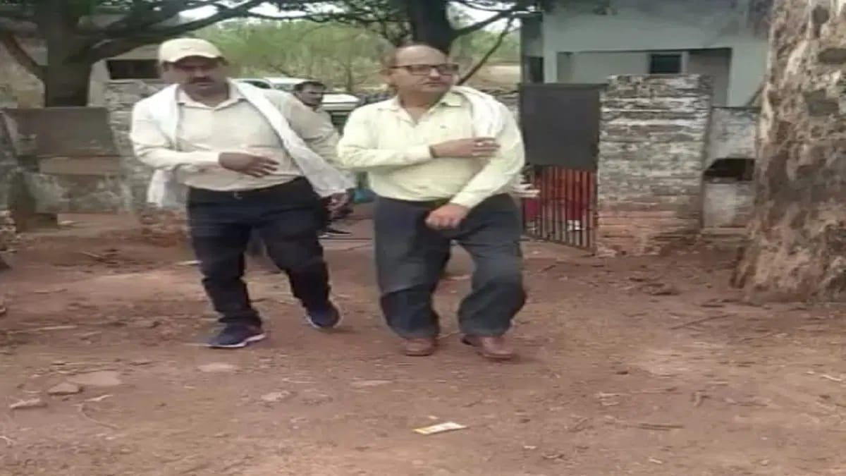 सतना में रंगे हाथों रिश्वत लेते पकड़ाया डिप्टी रेंजर