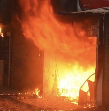 खंडवा की  एक दुकान में लगी आग बिल्डिंग ढहने से 5 लोग दबे