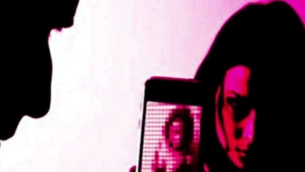 बेटी का मोबाइल चेक करने पर उड़े मां के होश ब्लैकमेल कर दो लड़के बना रहे थे हवस का शिकार