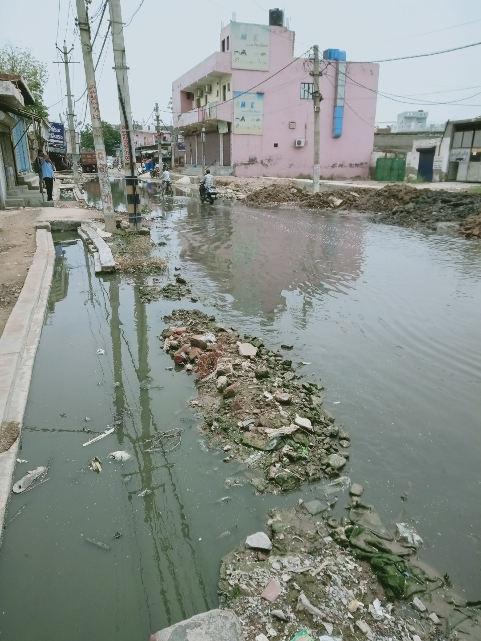 वोट मांगने वालों से जनता कह रही वोट तो दे देंगे नेताजी लेकिन