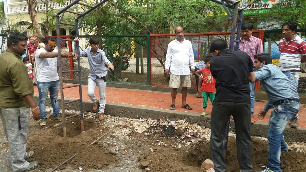 जाली तोड़कर पार्क में पहुंची दुर्गा प्रतिमा 