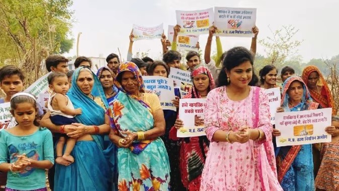 ग्राम सरकार बनाने के लिए गांवों में जागरूकता कार्यक्रम बताया वोट का महत्व