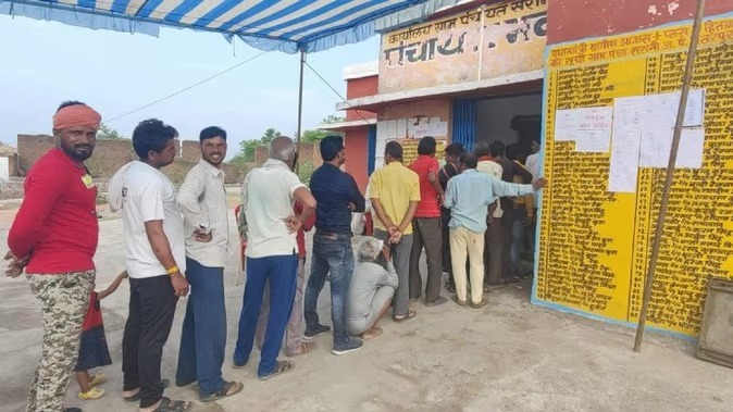 पहले चरण की वोटिंग शुरू 8702 ग्राम पंचायतों में मतदान सुबह से ही लगी लंबी कतारें