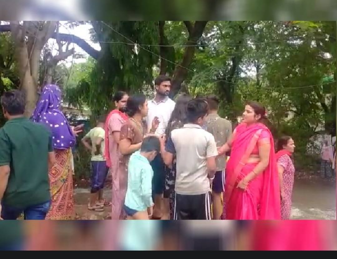 भोपाल के लिंक रोड 3 पर फूटी पाइपलाइन ,घरों में पानी घुसने का कारण गुस्साए लोग 