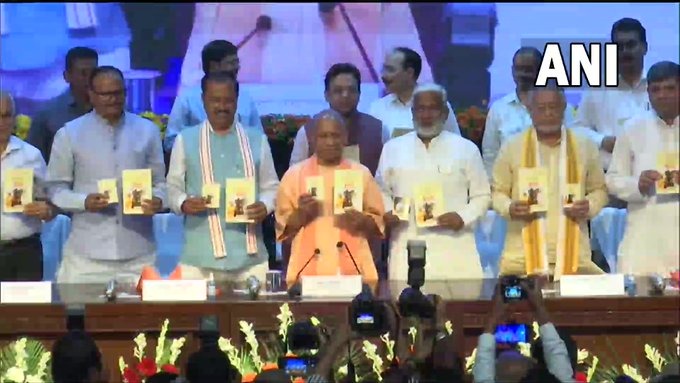 योगी सरकार 2.0 ने 100 दिन के काम पर किया बुकलेट जारी