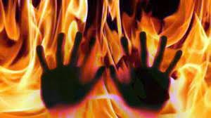 डिवोर्स साइन करने बुलाकर पति ने पत्नी को जिंदा जलाया              