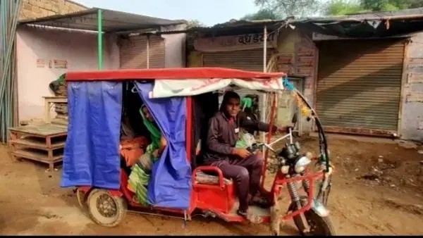 3 घंटे तक तड़पती रही प्रसूता नहीं पहुंची एंबुलेंस