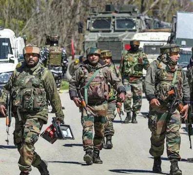 कुलगाम में सुरक्षाबलों और आतंकियों के बीच मुठभेड़ जारी