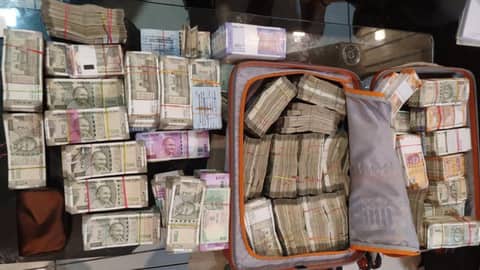 भोपाल में क्लर्क के घर 85 लाख की नकदी बरामद 