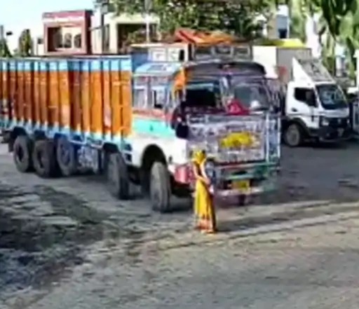 रतलाम में पति का इंतज़ार कर रही महिला को ट्रक ने कुचला 