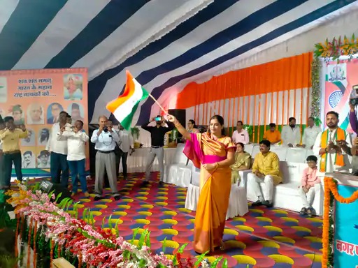 खंडवा के उत्कृष्ट स्कूल मैदान में हुए शपथ ग्रहण समारोह महापौर ने संस्कृत में ली शपथ 