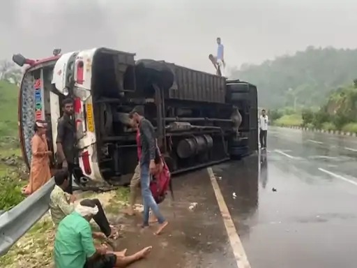 मध्यप्रदेश से जा रही बस राजस्थान में पलटी बच्चे सहित 3 लोगों की मौत ग्वालियर से गुजरात जा रही थी बस