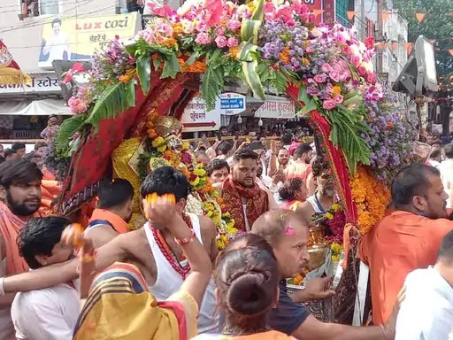 श्रावण के आखरी सोमवार को चंद्रमौलेश्वर रूप में शाही सवारी पर निकले महाकाल 