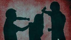 प्रेमी ने बीच सड़क शादीशुदा महिला को निर्वस्त्र कर बेल्ट से पीटा