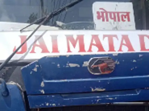 भोपाल में बाइक सवार महिला को लगा धक्का सड़क पर गिरी तो बस ने रोंदा 