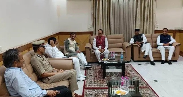 प्रदेश में लगातार भारी बारिश से बिगड़े हालातों को लेकर स्टेट हेंगर पर मुख्यमंत्री शिवराज की बैठक 