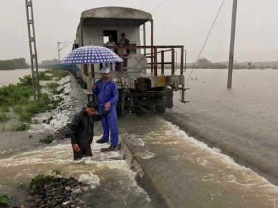 बारिश के कारण ट्रेन सेवाएं बाधित