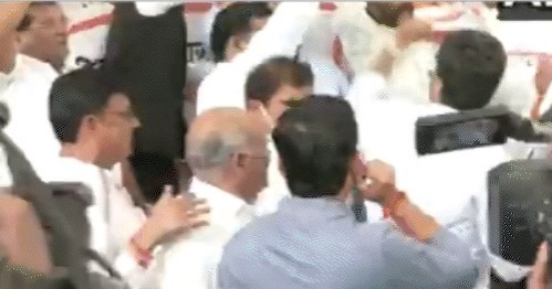 उद्धव गुट के विधयकों ने लगाए 50 खोके एकदम ओके के नारे शिंदे गुट से भिड़े 