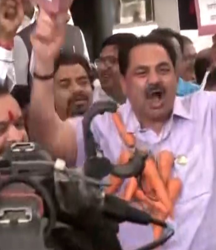 उद्धव गुट के विधयकों ने लगाए 50 खोके एकदम ओके के नारे शिंदे गुट से भिड़े 