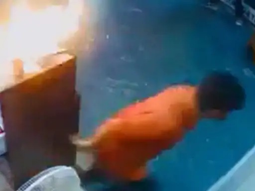 मोबाइल की बैटरी फटने से लगी दुकान पर आग 