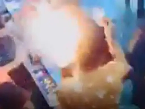 मोबाइल की बैटरी फटने से लगी दुकान पर आग 