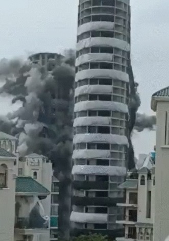 धराशायी हुआ नोएडा का ट्विन टावर 12 सेकंड में मलबा बनी ईमारत 