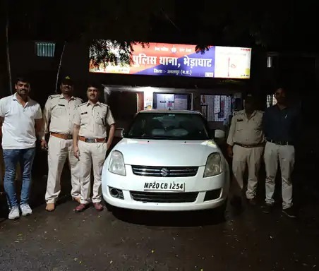 कार की डिग्गी में 10 लाख का गांजा ले जा रहे लोगों को पुलिस ने पकड़ा 