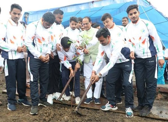 मुख्यमंत्री ने पौधरोपण कर माँ तुझे प्रणाम योजना में बाघा बॉर्डर के लिए युवाओं को किया रवाना 