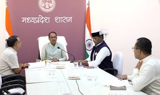 चिकित्सा शिक्षा के पाठ्यक्रम को हिंदी माध्यम में संचालित करने को लेकर मुख्यम्नत्री की बैठक 