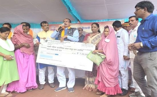 शिवराज ने कहा यह जवाबदारी अधिकारी कर्मचारियों की योजनाओं का लाभ पात्र लोगों को मिले 