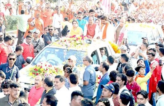 देवास में गौरव दिवस के अवसर पर चुनरी यात्रा में शामिल हुए सीएम शिवराज 