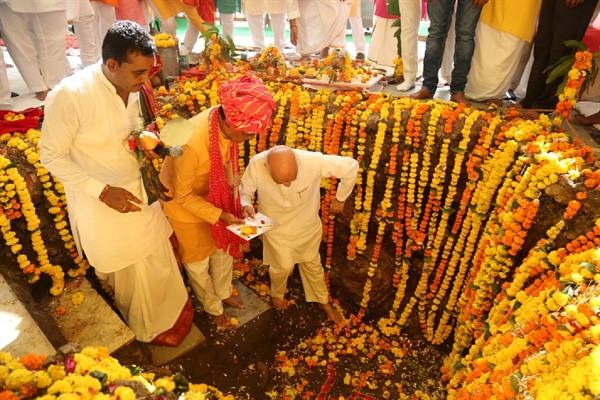 सीएम शिवराज ने किए माँ भैंसवा के दर्शन पूजन हवन कर रखी मंदिर निर्माण की आधारशिला 