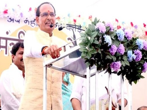 डेयरी प्लस योजना के शुभारंभ के दौरान सीएम ने अधिकारियों को दिए आवेदनों का निराकरण के आदेश 