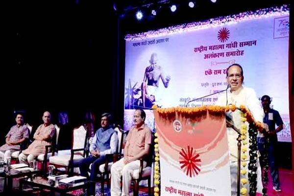 गाँधी जयंती के मौके पर सीएम शिवराज ने बापू को किया याद 