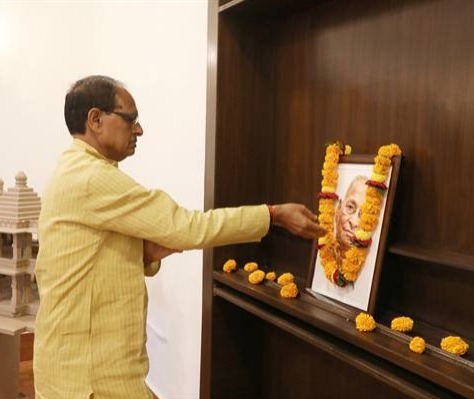 स्व. प्यारेलाल खंडेलवाल की पुण्यतिथि पर मुख्यमंत्री शिवराज का नमन 