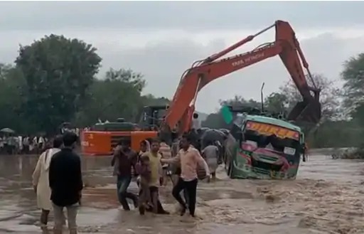 श्योपुर में उफनता नाला पार कर रही बस पलटी 