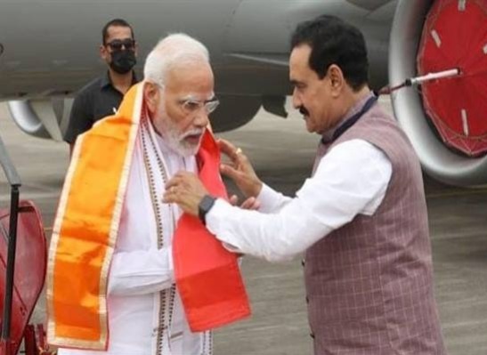 एयरपोर्ट पर पीएम मोदी का स्वागत लोकार्पण से पहले मंदिर में की पूजा अर्चना 