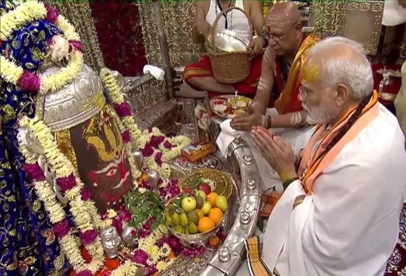 एयरपोर्ट पर पीएम मोदी का स्वागत लोकार्पण से पहले मंदिर में की पूजा अर्चना 