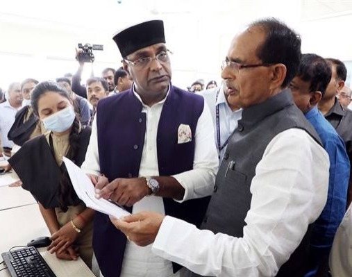 मुख्यमंत्री  पहुँचे गांधी चिकित्सा महाविद्यालय स्थित वॉर रूम 