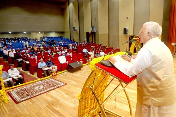 राज्यपाल पटेल ने कहा परिवार ईश्वर द्वारा प्रदत्त फूलों की बगियाँ