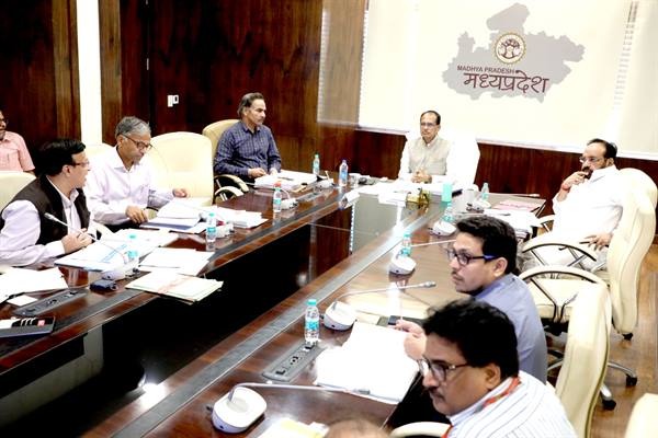 सीएम की अध्यक्षता में हुई मध्यप्रदेश भवन विकास निगम के संचालक मण्डल की प्रथम बैठक