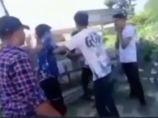 टीकमगढ़ में 9वीं के छात्र से रैगिंग गंदे पानी में बनाया मुर्गा 