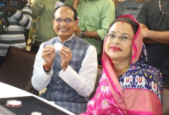 प्रदेश के मुख्यमंत्री शिवराज ने धनतेरस पर ख़रीदे बर्तन 