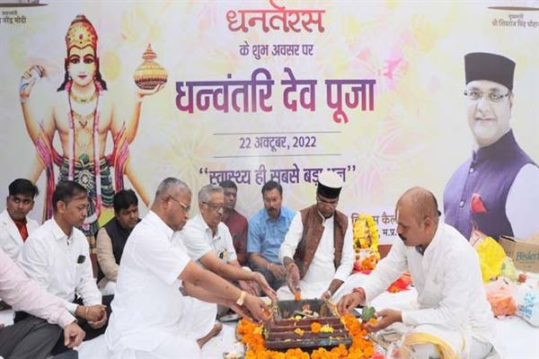 चिकित्सा शिक्षा मंत्री सारंग ने की स्वास्थ्य देवता भगवान धन्वंतरि की पूजा 