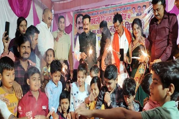 पुलिस परिवार के साथ गृहमंत्री मिश्रा की दिवाली 