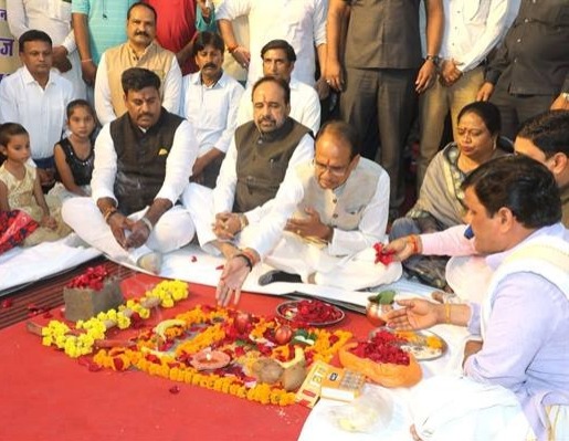 श्यामा प्रसाद मुखर्जी नगर में मुख्यमंत्री शिवराज ने सिक्स लेन सड़क का भूमि पूजन किया 