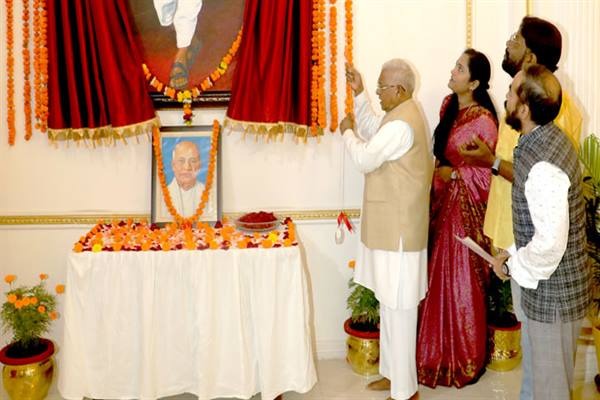 सरदार वल्लभभाई पटेल जयंती पर राज्यपाल ने किया सरदार पटेल के चित्र का अनावरण 