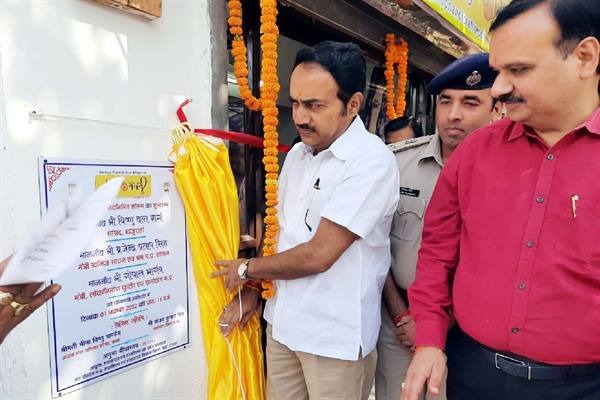 पन्ना में श्रम मंत्री बृजेन्द्र प्रताप ने किया मृगनयनी शोरूम का शुभारंभ