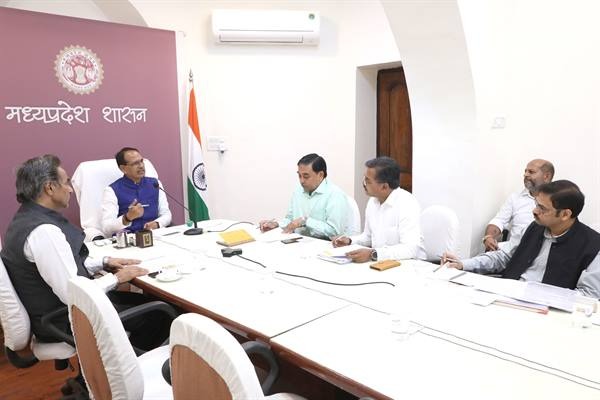 निवास कार्यालय में मुख्यमंत्री चौहान ने की खाद व्यवस्था की समीक्षा 