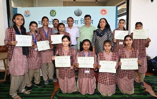 मध्यप्रदेश स्थापना दिवस कार्यक्रम के अंतर्गत हुई चित्रकला और क्विज प्रतियोगिता 